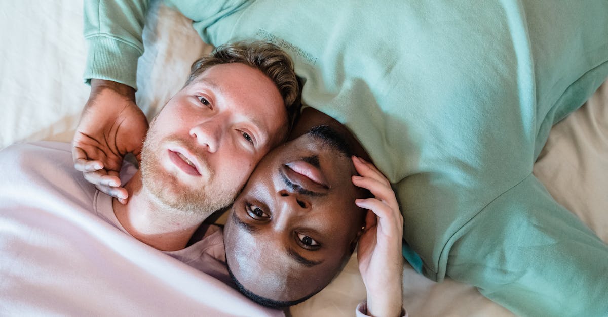 découvrez l'univers captivant du bdsm, une pratique qui allie exploration des désirs, consentement et épanouissement personnel. apprenez les bases, les normes de sécurité et les différentes dynamiques relationnelles pour une expérience enrichissante et respectueuse.