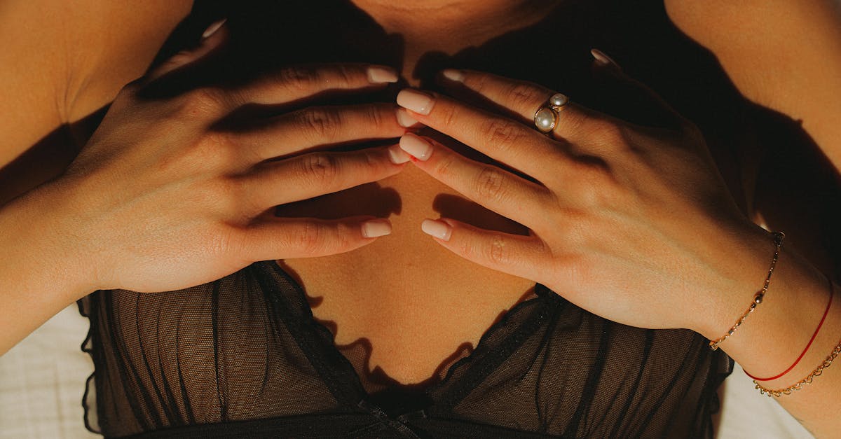 découvrez notre collection de lingerie sexy noire, conçue pour sublimer vos courbes et raviver la passion. des modèles élégants et audacieux qui allient confort et sensualité pour des moments inoubliables.