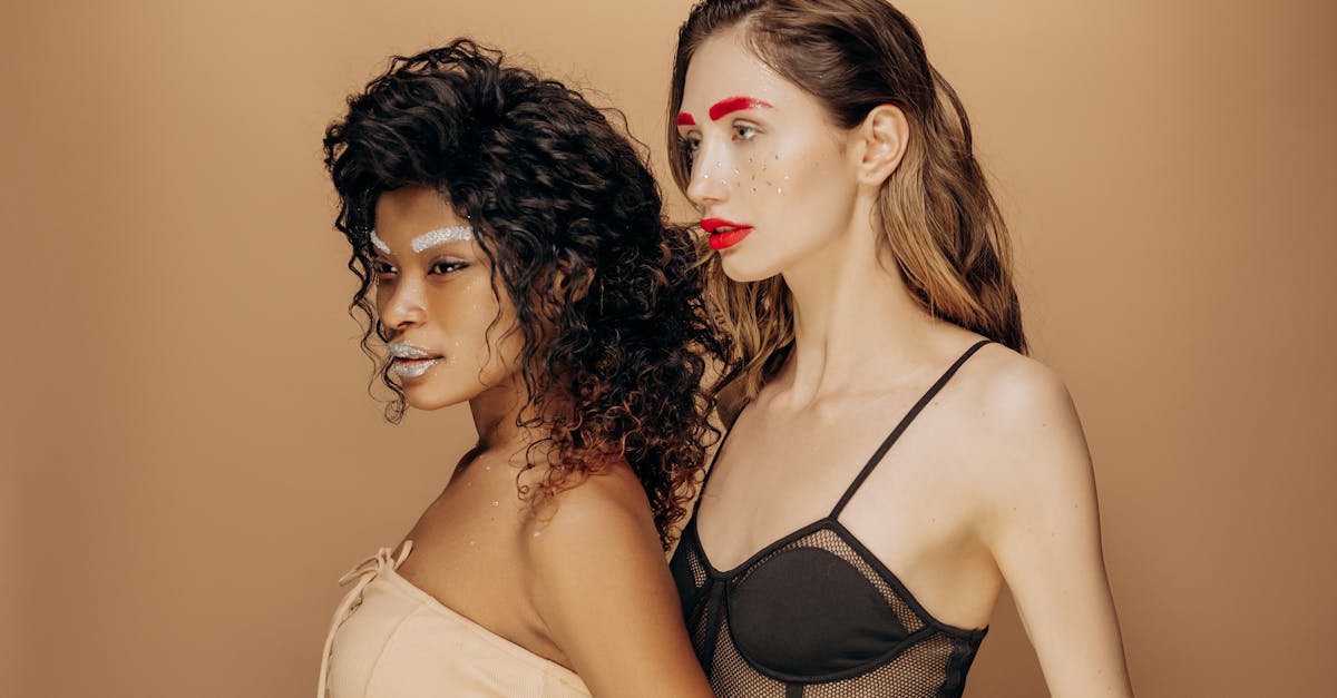 découvrez notre collection de lingerie sexy noire, conçue pour éveiller vos sens et ajouter une touche de mystère à vos nuits. des matières délicates et des coupes audacieuses pour sublimer votre silhouette et vous faire sentir irrésistible.