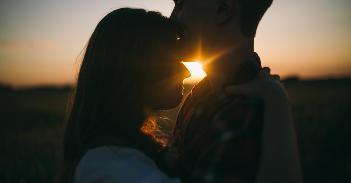 découvrez des conseils et des astuces pour renforcer l'intimité entre couples. explorez des techniques pour améliorer la communication, favoriser la complicité et approfondir les liens affectifs, afin de vivre une relation épanouissante et harmonieuse.
