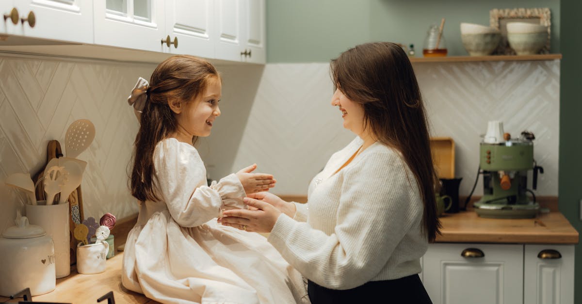 découvrez les facettes de l'intimité, un voyage au cœur des relations humaines. explorez comment la proximité émotionnelle et physique renforce les liens, favorise la confiance et enrichit nos vies. plongez dans les nuances de cette connexion intime pour mieux comprendre son importance et son impact sur notre bien-être.