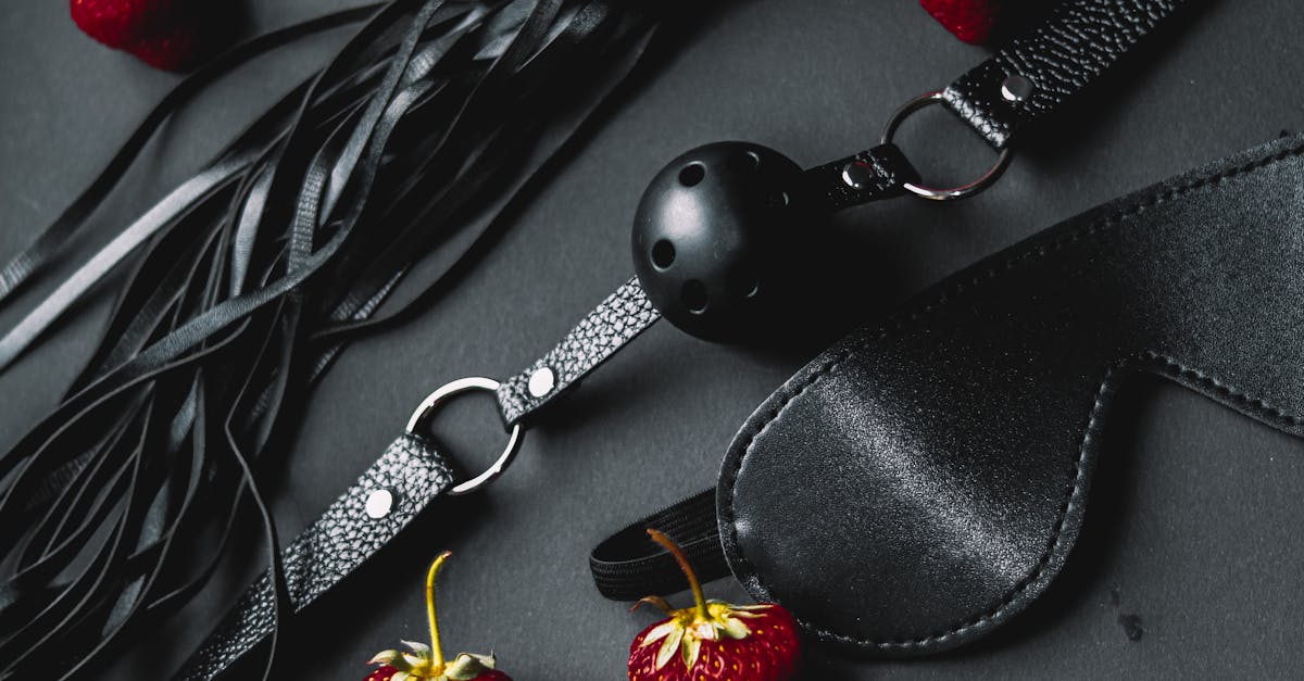 découvrez l'univers du bdsm : pratiques, conseils de sécurité, consentement et guide pour débutants et initiés. explorez une sexualité épanouie et respectueuse des partenaires.