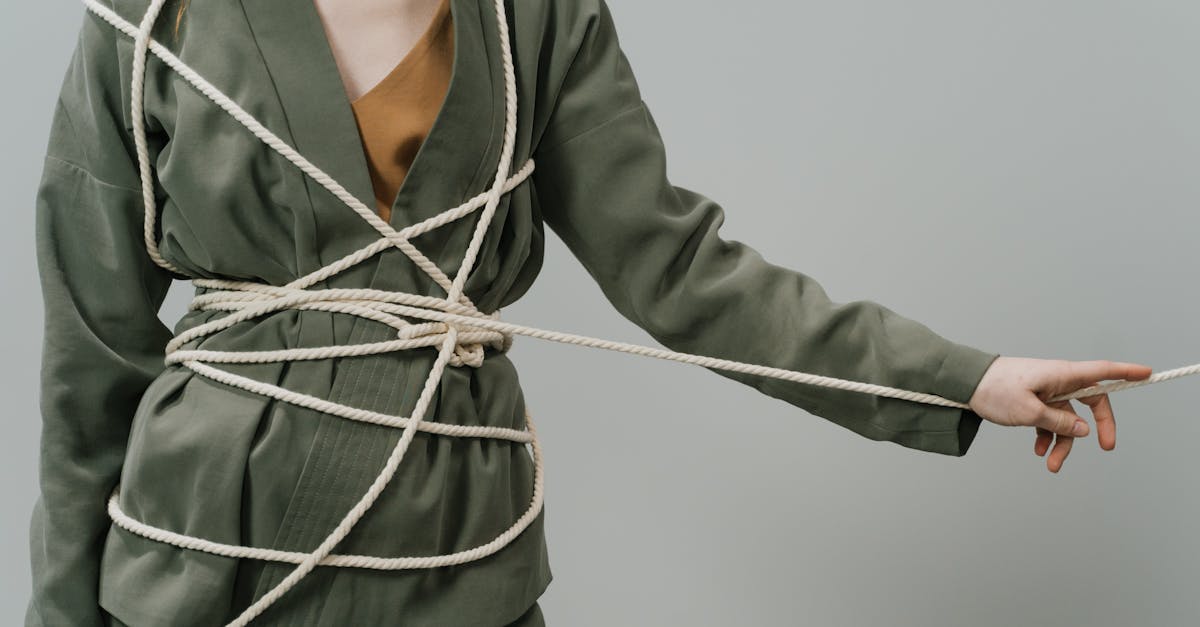 découvrez le bondage, une pratique bdsm axée sur l’art de l’attache et du contrôle consensuel, pour explorer de nouvelles sensations et renforcer la confiance dans la relation.
