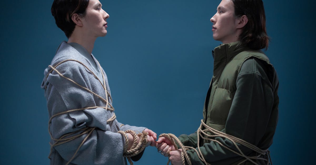 découvrez l'univers du bondage, une pratique érotique mêlant sensualité, confiance et jeux de contraintes, ainsi que des conseils pour débutants et les règles essentielles de sécurité.