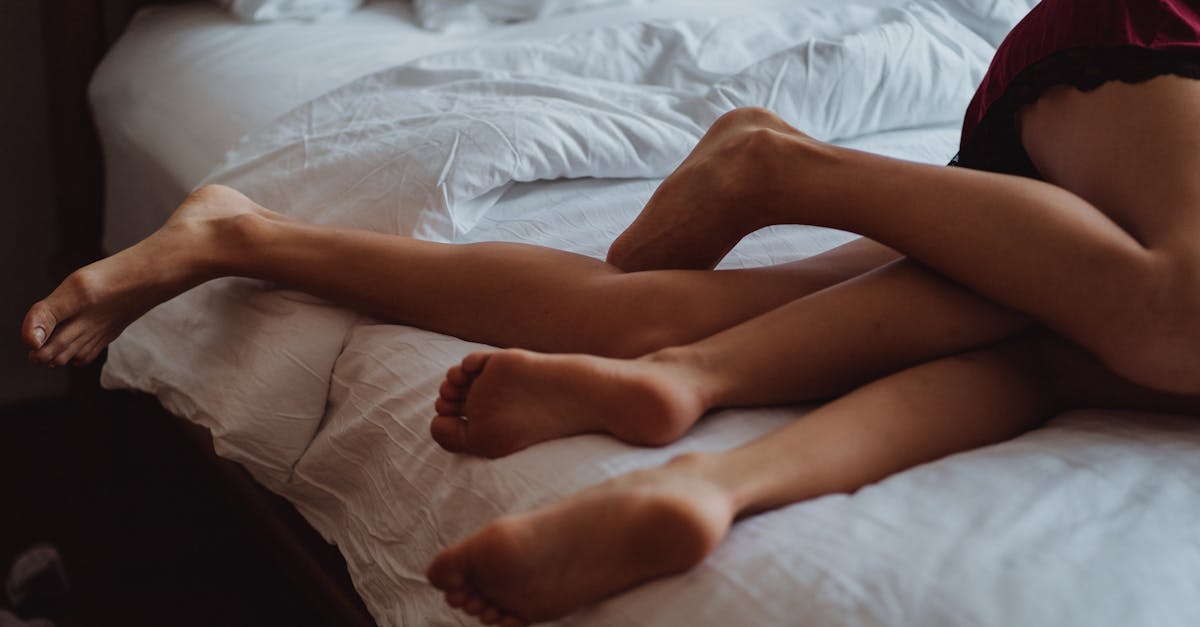 découvrez comment renforcer l'intimité de couple grâce à des conseils pratiques, des astuces de communication et des idées pour raviver la flamme dans votre relation amoureuse.