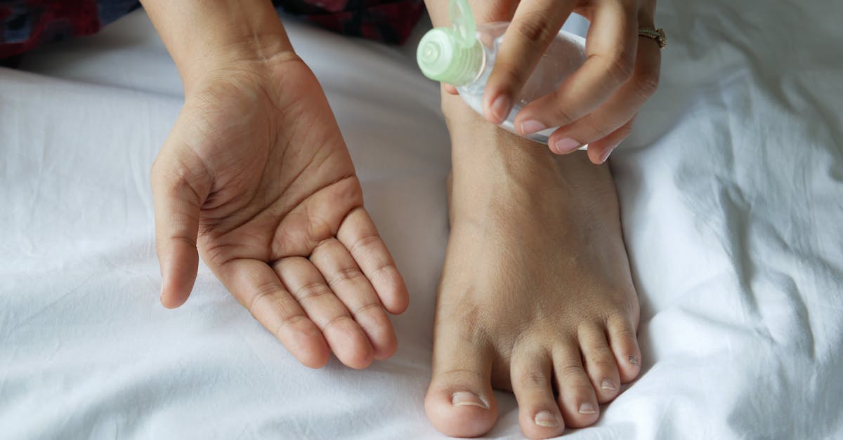 découvrez notre huile de massage comestible, parfaite pour des moments de détente et de plaisir à deux. naturelle, parfumée et gourmande, elle nourrit la peau tout en éveillant les sens.