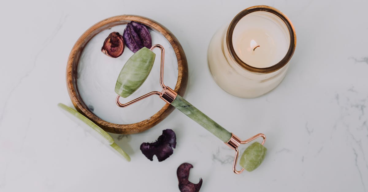 découvrez la bougie de massage : une bougie parfumée qui fond en une huile chaude et hydratante, parfaite pour un moment de détente, de relaxation et de bien-être chez vous.