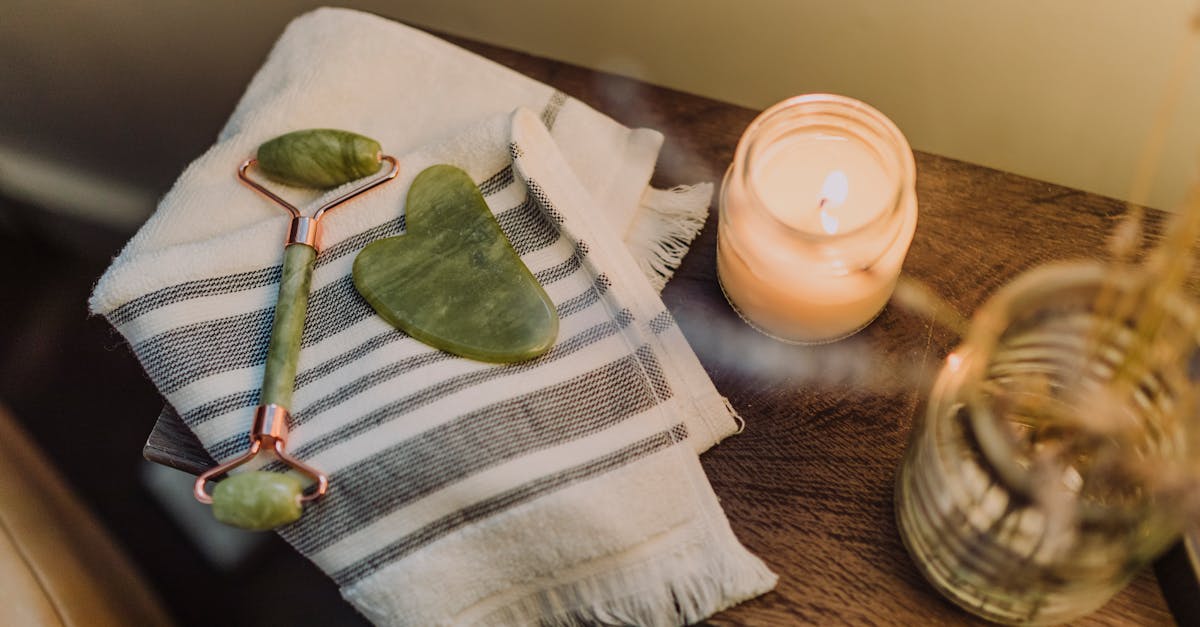 découvrez les bienfaits des bougies de massage : une expérience sensorielle unique alliant chaleur douce et huiles parfumées pour un moment de détente et de bien-être à la maison.