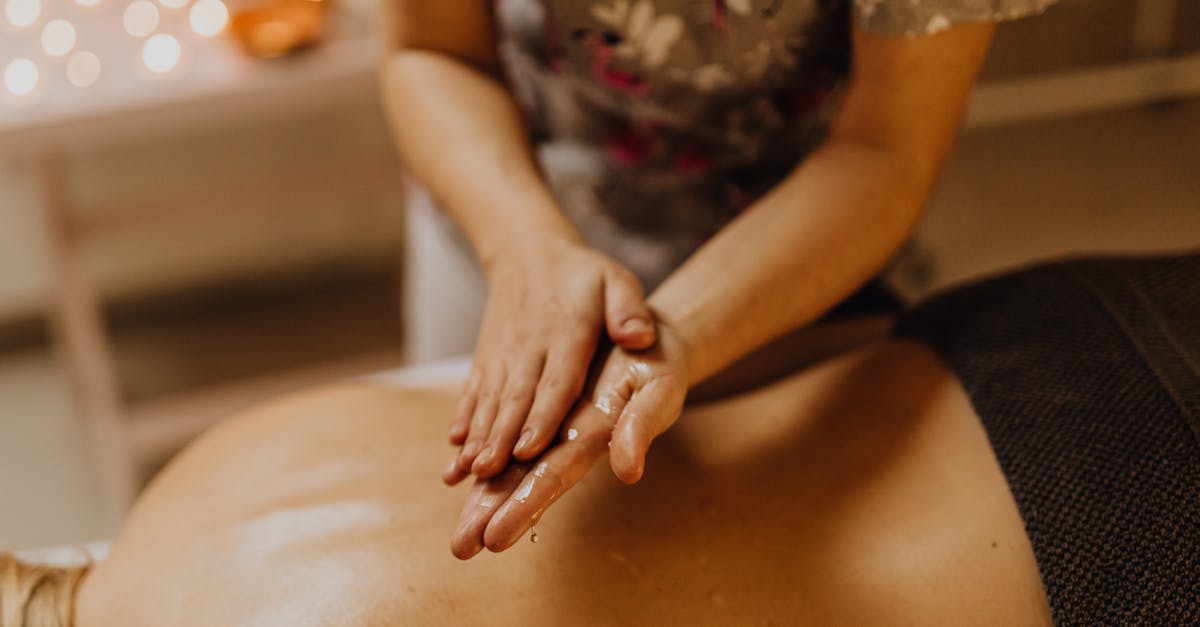 découvrez notre huile de massage, idéale pour détendre les muscles, nourrir la peau et vous offrir un véritable moment de bien-être. adaptée à tous types de massages et agréablement parfumée.