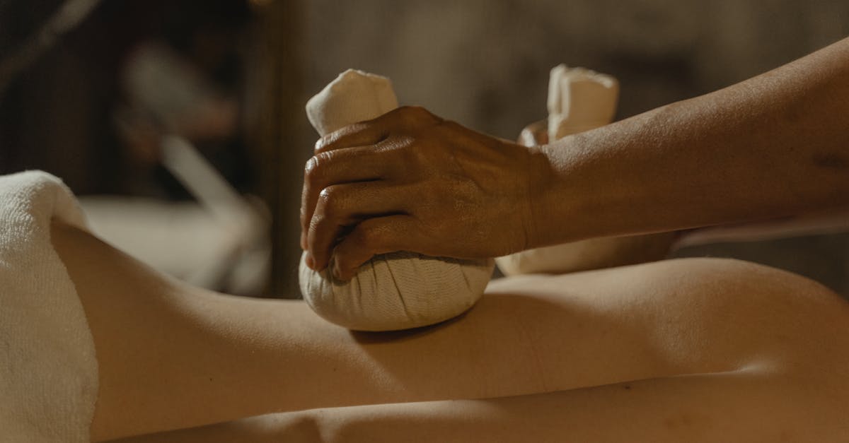 découvrez notre huile de massage naturelle, idéale pour détendre le corps et l’esprit. sa formule nourrissante procure une expérience relaxante et laisse la peau douce et parfumée.