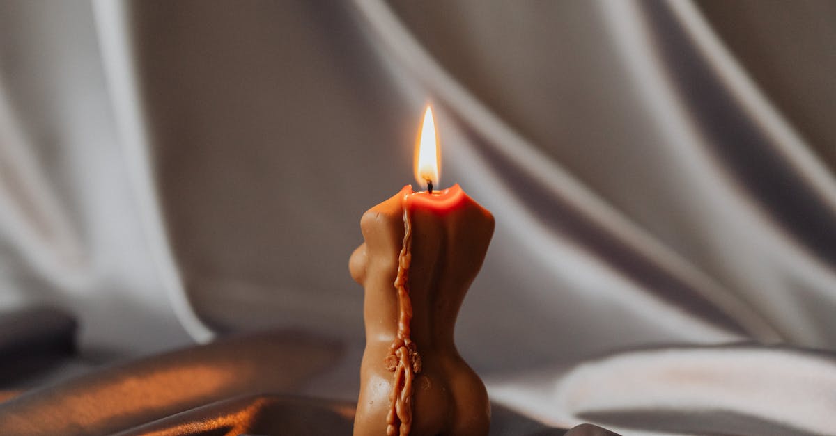découvrez la bougie de massage sensuelle, idéale pour des moments de détente et de plaisir à deux. sa cire fond en une huile chaude et parfumée, parfaite pour des massages relaxants et romantiques.