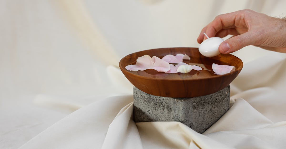 découvrez la sensualité d'une bougie de massage, idéale pour des moments de détente et de complicité. sa cire chaude se transforme en huile douce, parfait pour des massages relaxants et parfumés à deux.