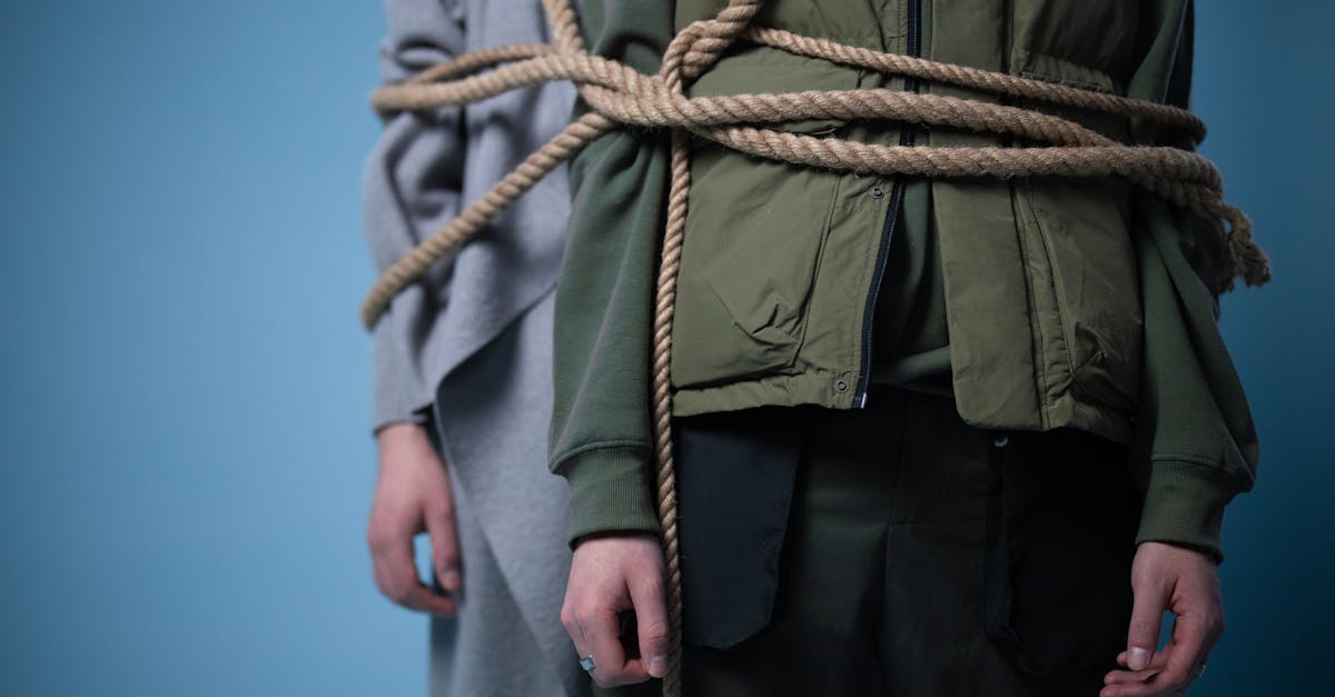 découvrez le soft bondage, une pratique érotique douce et respectueuse axée sur le plaisir, la confiance et l’exploration sensuelle du lien, idéale pour les débutants ou les couples cherchant à pimenter leur intimité.